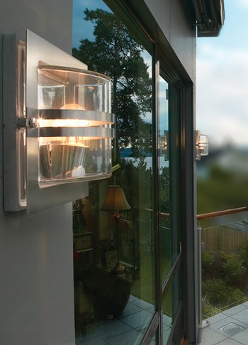 Norlys Bern rustfri stål udendørs plafond væglampe med klart glas ved havedør